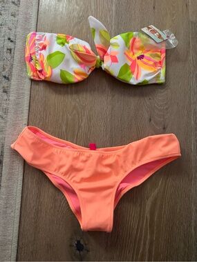 NWT Victoria’s Secret Neon Floral Bandeau Peach Bikini Small bottoms Large top